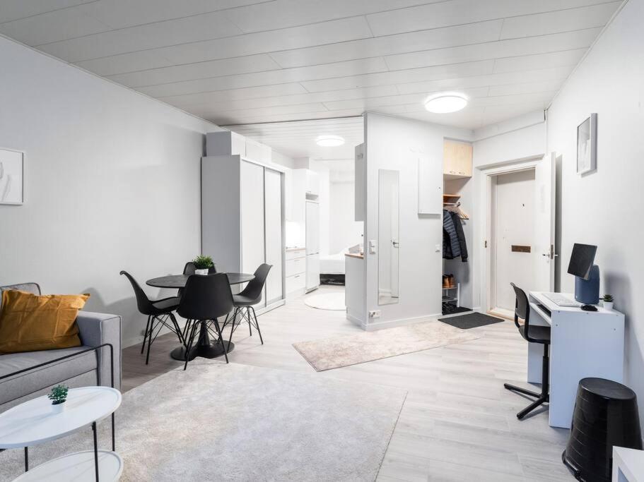 Cozy Roomy Studio Flat Next To Tram Stop @ Kallio Helsinki Esterno foto
